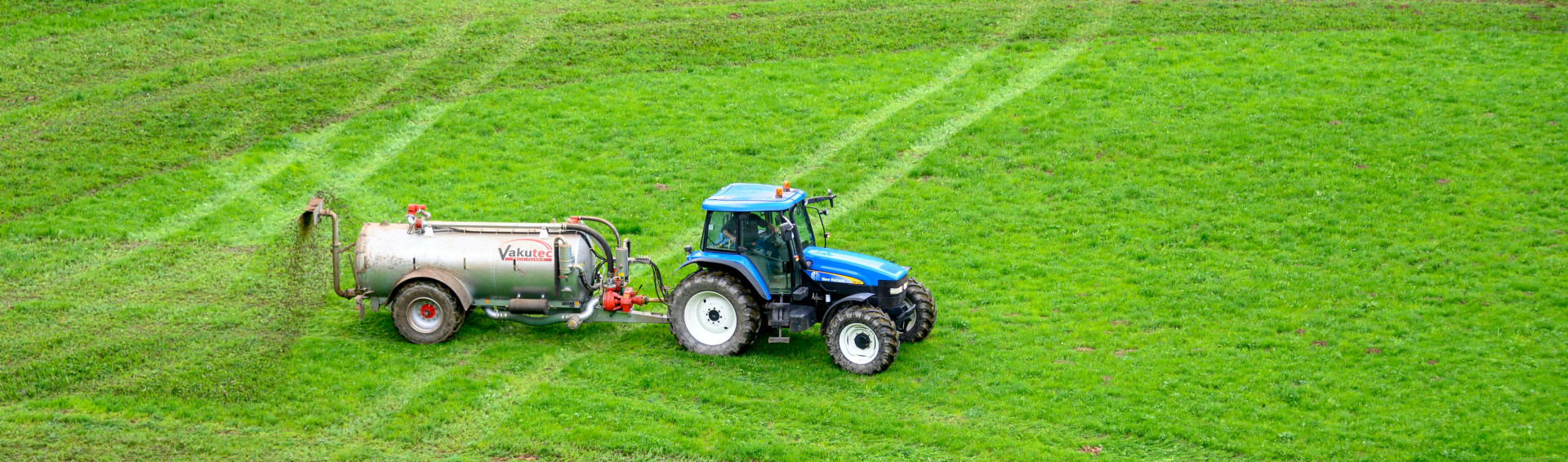 Tractor aplicando abono orgánico en finca agrícola